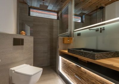 Bad-Design mit beleuchtetem Badschrank aus Altholz