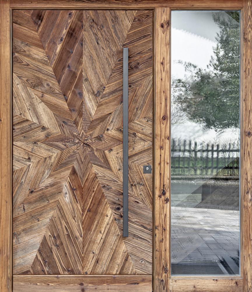Rustikale Altholz-Haustüren mit modernem Glaselement, breitem Handgriff und individualisierbarer Oberflächenstruktur 