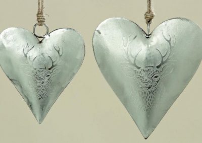 Herzförmige Hängedeko in Silber mit filigraner Hirsch-Gravour