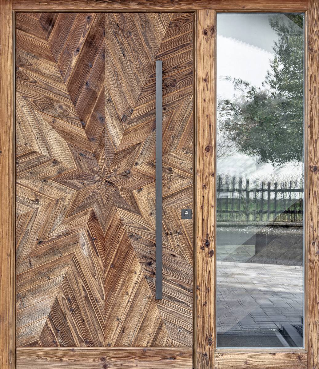 Altholz-Haustür Nr. 2 „Sternmuster“ - mit Seitenfenster - Fichte (gebürstete Oberfläche) - exklusive und moderne Altholztüren, Zargen und Zubehör von Tirolia Altholz