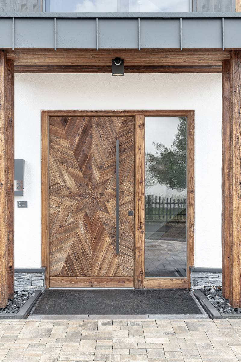 Altholz-Haustür Nr. 2 „Sternmuster“ - mit Seitenfenster - Fichte (gebürstete Oberfläche) - exklusive und moderne Altholztüren, Zargen und Zubehör von Tirolia Altholz