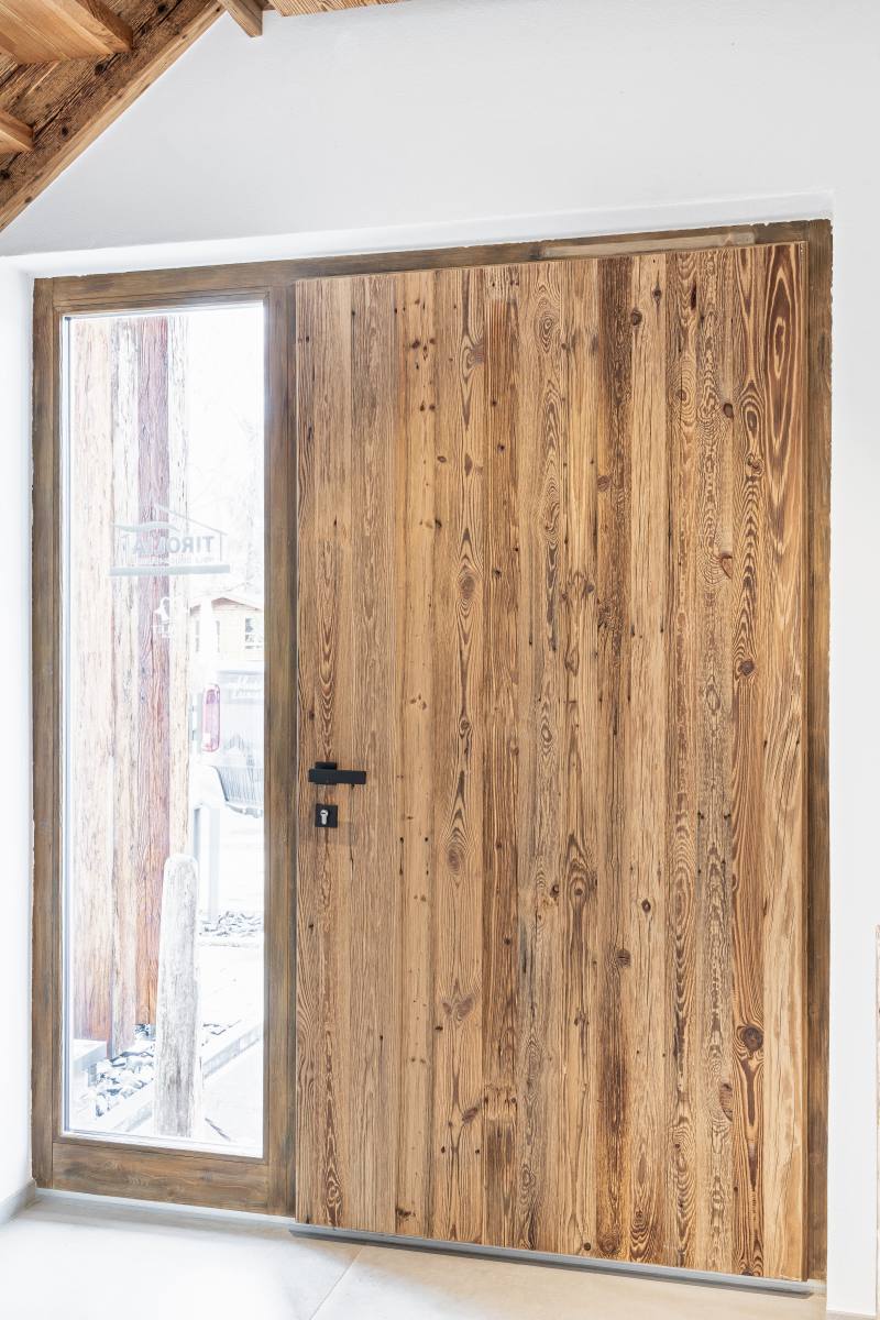 Altholz-Haustür Nr. 1 mit Seitenfenster - Fichte (gehackte Oberfläche) - exklusive und moderne Altholztüren, Zargen und Zubehör von Tirolia Altholz