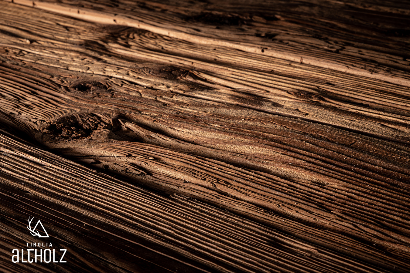 Nahansicht der gebürsteten Oberfläche von original Tirolia Altholz in Dunkelbraun