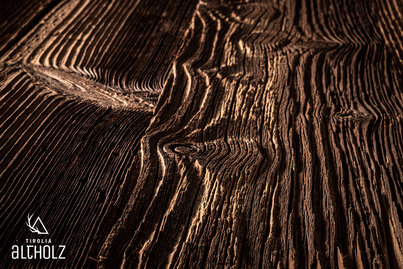 Nahansicht der gebürsteten Oberfläche von original Tirolia Altholz in Dunkelbraun