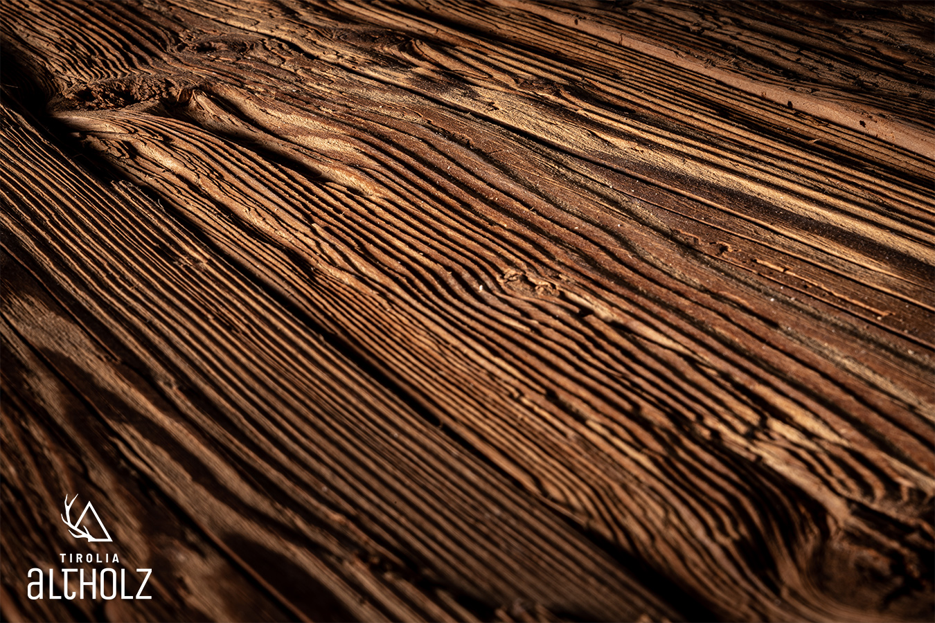 Ganze Altholzbalken mit handgehackter Oberfläche im Farbton Natur kaufen | Detailansicht