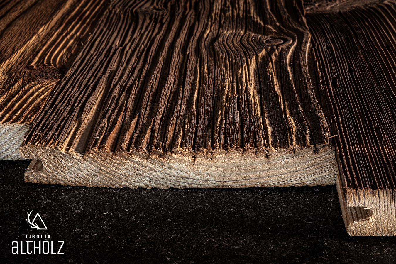 Altholzschalung mit gebürsteter Oberfläche im Farbton Braun kaufen