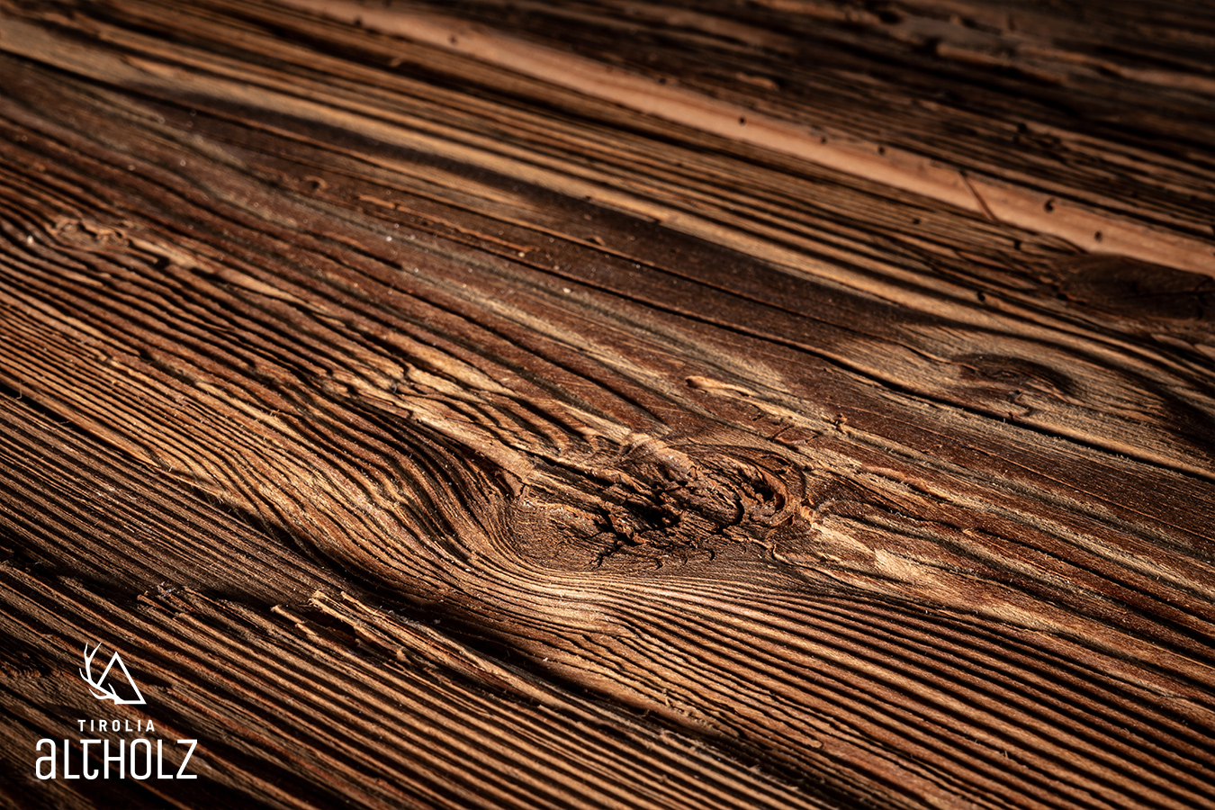 Altholzschalung mit handgehackter Oberfläche und Glattkante im Farbton Natur kaufen