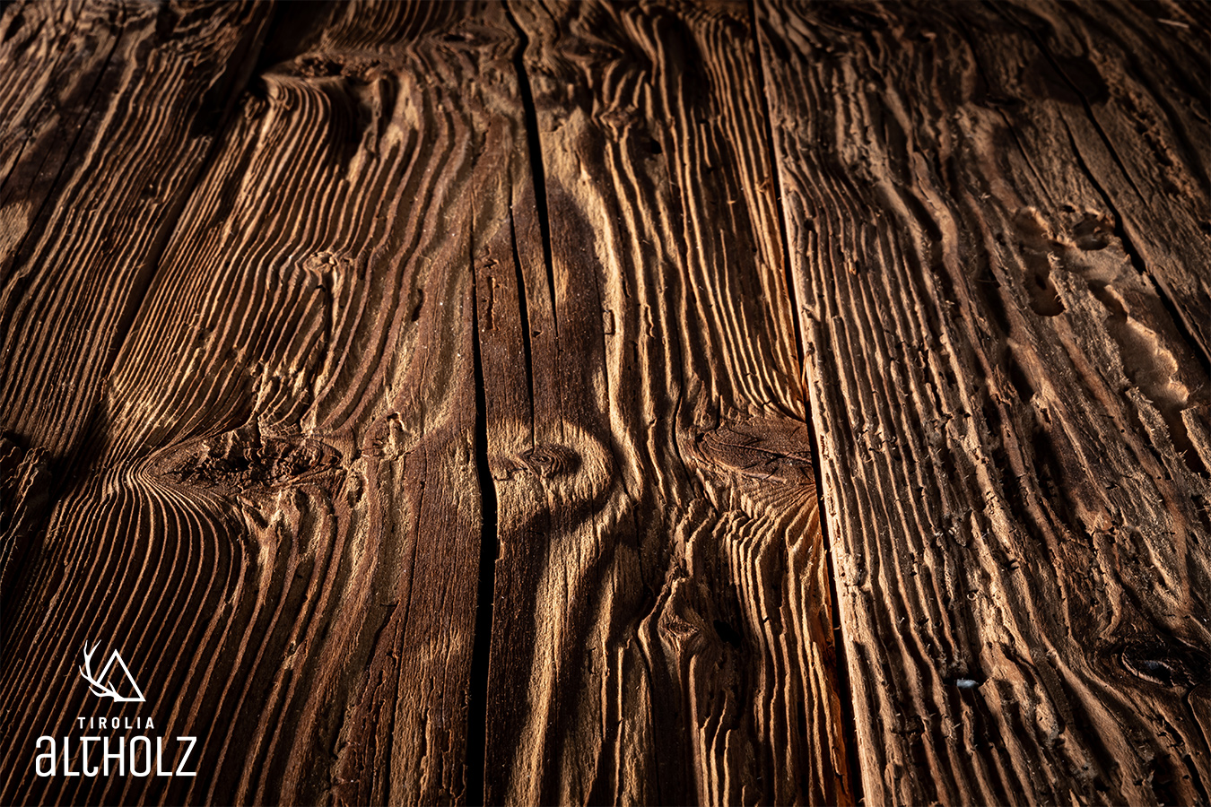 Altholzbalken im U-Profil mit handgehackter Oberfläche im Farbton Natur kaufen