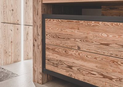 Möbelkreationen und Ideen mit Altholz - Altholz-Tischplatten, Betten aus Altholz, individuelle Wandbekleidungen und vieles mehr - Innenausstattung und Möbeldesign von Tirolia Altholz
