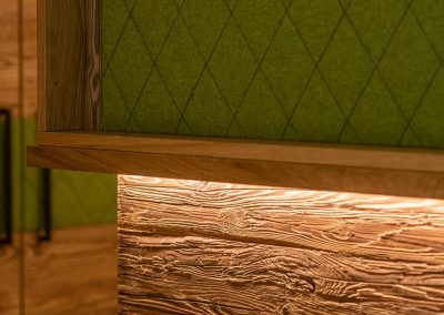 Möbelkreationen und Ideen mit Altholz - Altholz-Tischplatten, Betten aus Altholz, individuelle Wandbekleidungen und vieles mehr - Innenausstattung und Möbeldesign von Tirolia Altholz