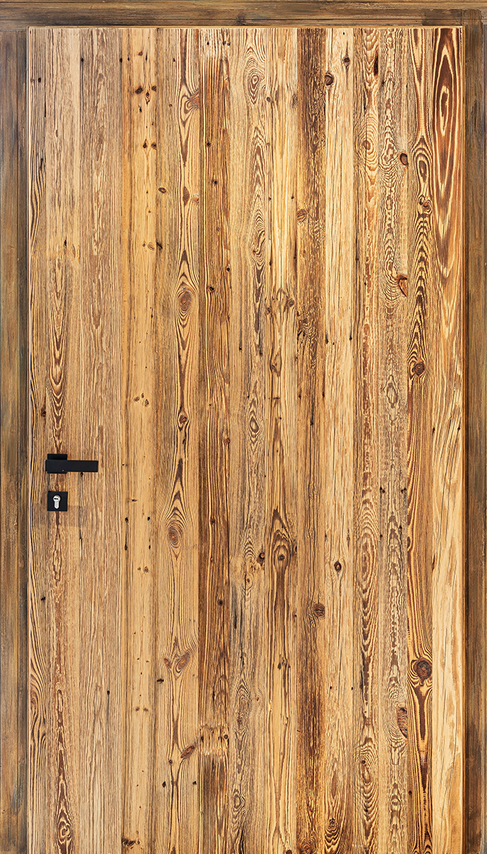 Altholz-Haustür Nr. 1 - einfache Ausführung - Fichte (gehackte Oberfläche) - exklusive und moderne Altholztüren, Zargen und Zubehör von Tirolia Altholz