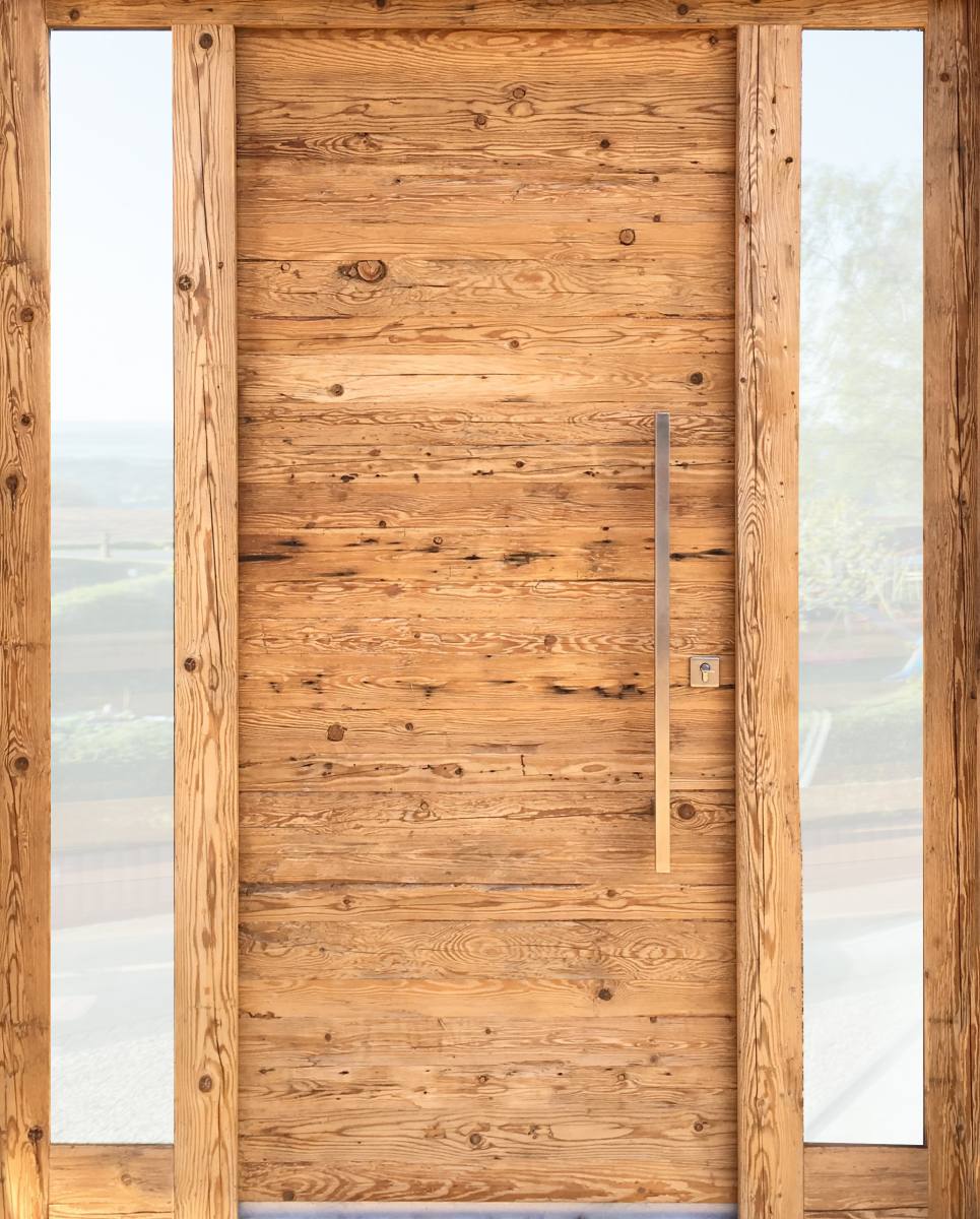 Altholz-Haustür Nr. 5 - Ausführung mit zwei Seitenfenster - Fichte (gehackte Oberfläche) | exklusive und moderne Altholztüren, Zargen und Zubehör von Tirolia Altholz
